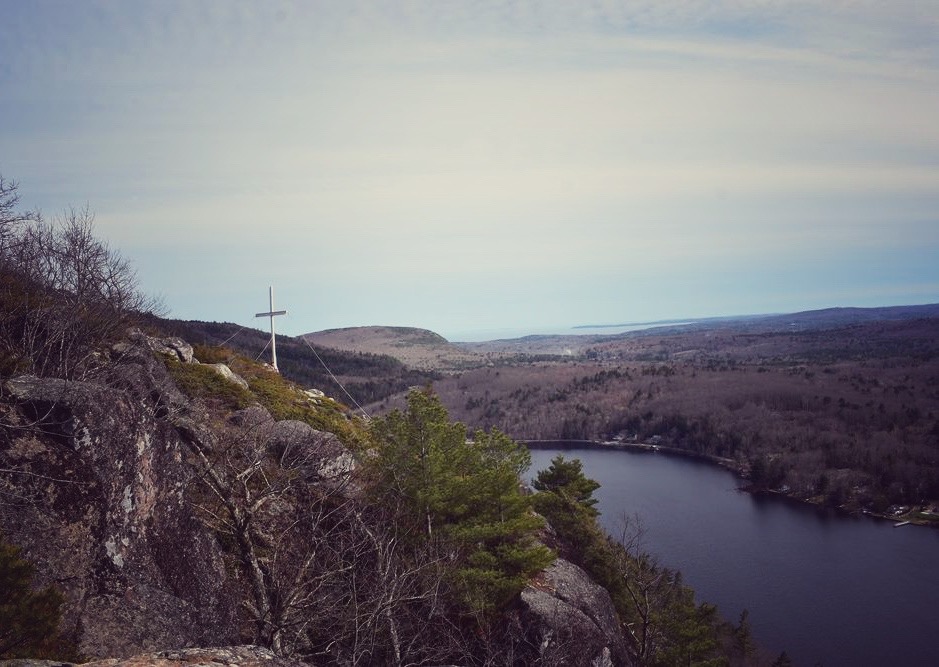 The cross and memorial atop Maiden's Cliff overlooking Lake Megunticook in Camden, Maine.
