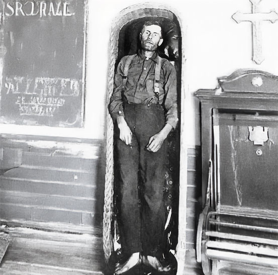 Elmer J. McCurdy - the Embalmed Bandit / Maine Mummy. Photo by W.J. Boac, Pawhulska, Oklahoma